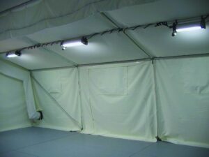 Conexión de la serie VIKING Lighting fijada en correas en una carpa médica militar