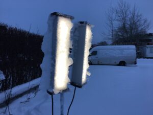 La iluminación VIKING se montó en un soporte de metal con un soporte de metal